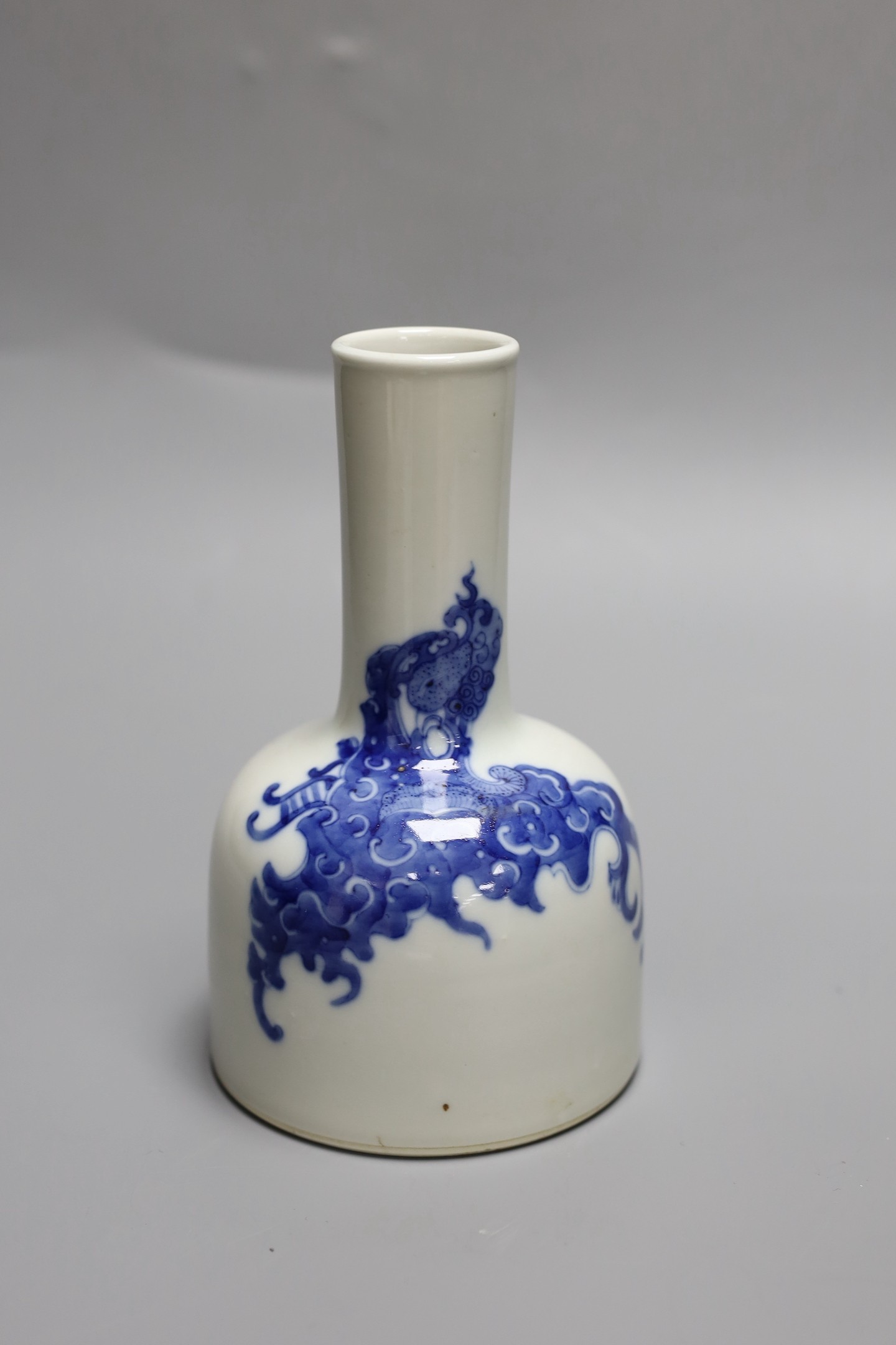 A Chinese blue and white mallet-shaped vase, 18cm